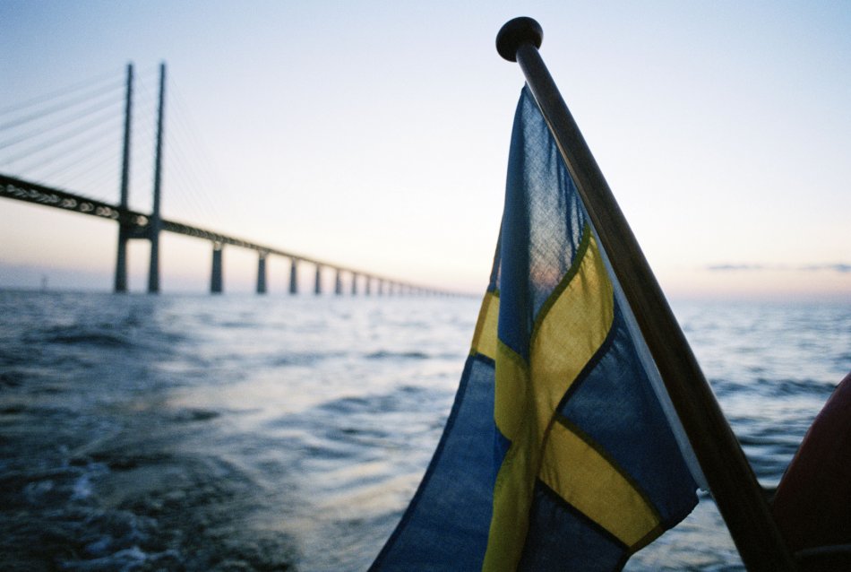 Svensk flagga från båt med Öresundsbron i bakgrunden